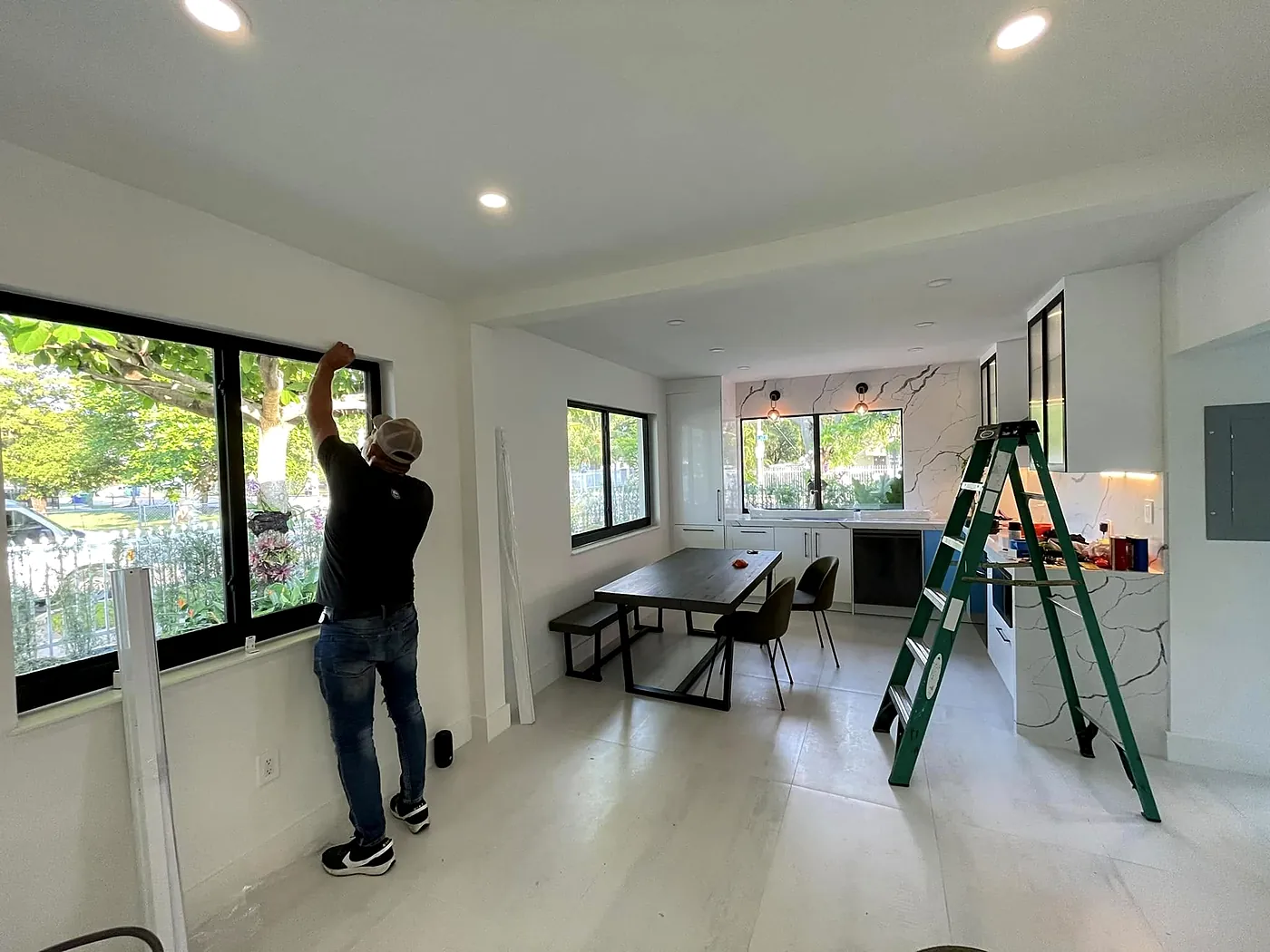 Antes: instalador de Almanza midiendo las ventanas sin cortinas