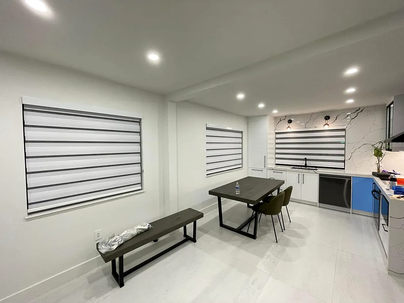 Después: cocina y comedor con zebra blinds instaladas por Almanza