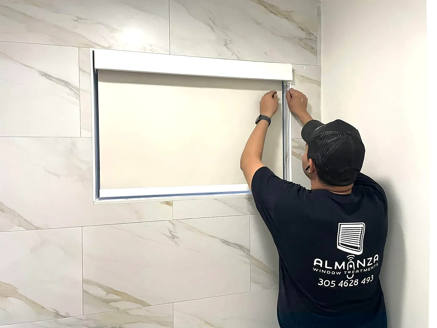 Instalador de Almanza ajustando una cortina screen
