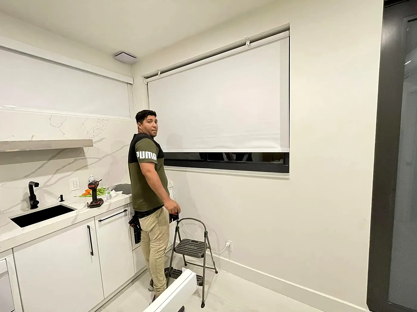 Instalador de Almanza midiendo una ventana
