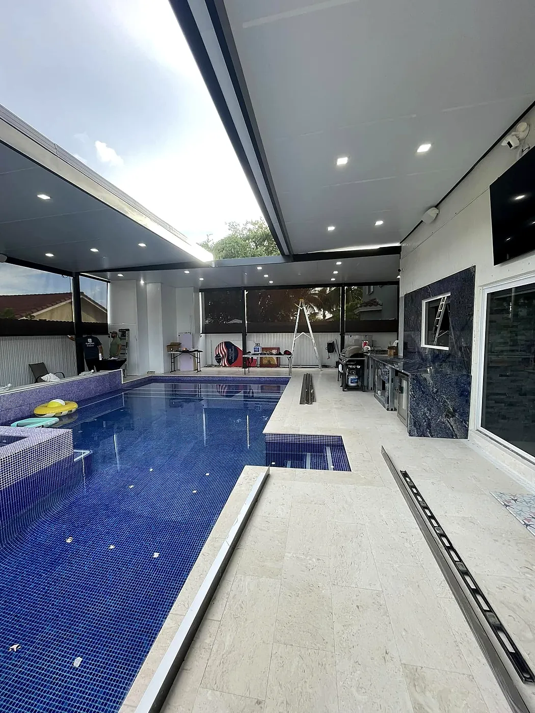Cortinas de exterior en área de piscina techada