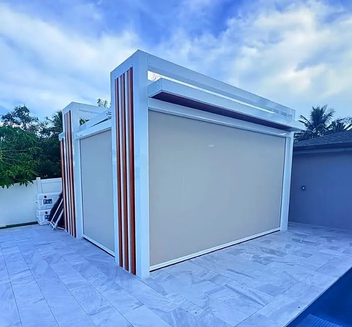 ZIP screens motorizados en pérgola junto a piscina
