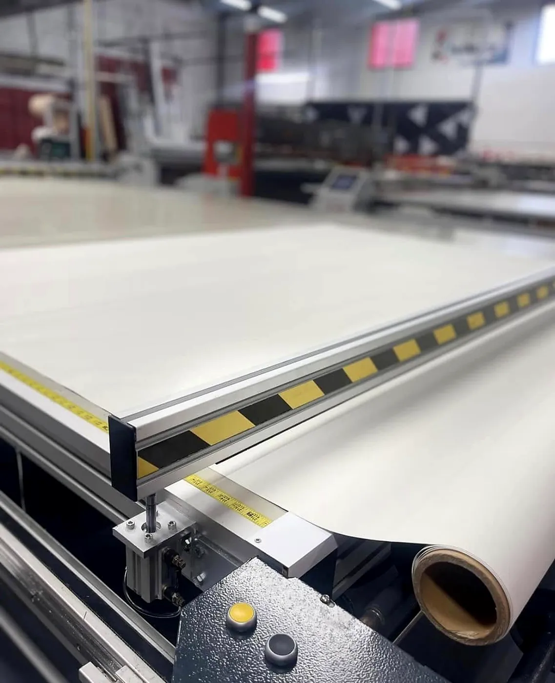 Mesa de corte de telas en la fábrica Almanza