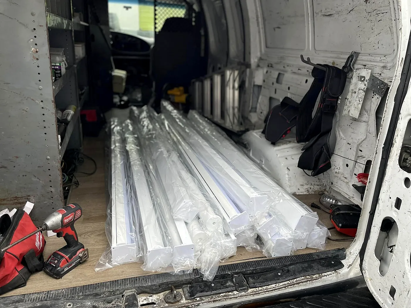 Cortinas fabricadas cargadas en la van de Almanza