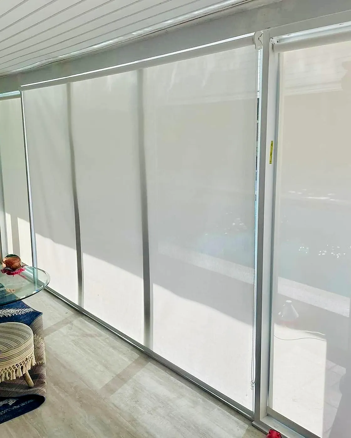 Cortinas motorizadas en puertas corredizas