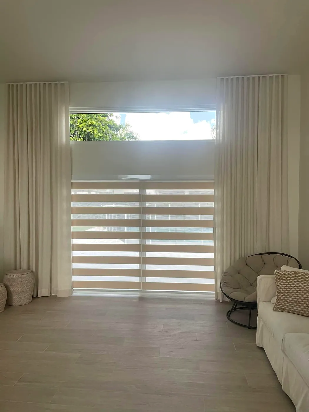 Cortinas onda perfecta con zebra en sala de doble altura