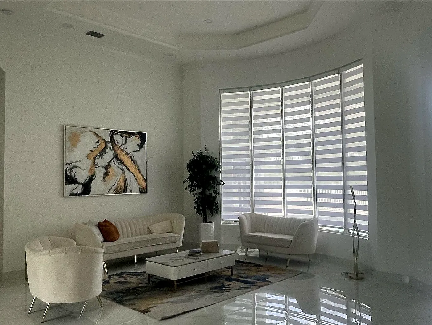 Zebra blinds en sala con ventanal curvo, Miami